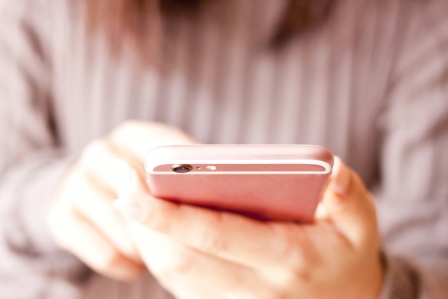 女性とスマホ
