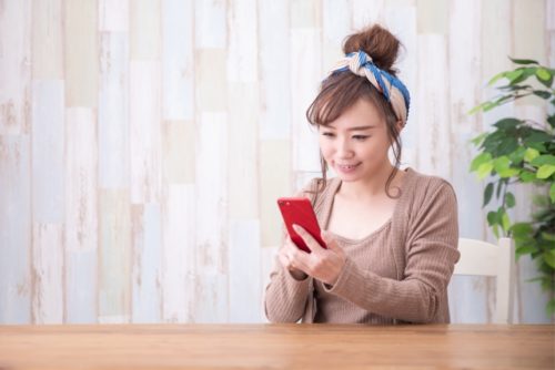 スマホを持つ女性