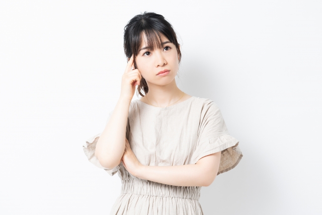 考え事をする女性