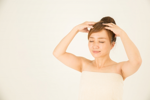 髪をケアする女性