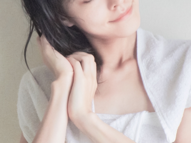 髪をケアする女性