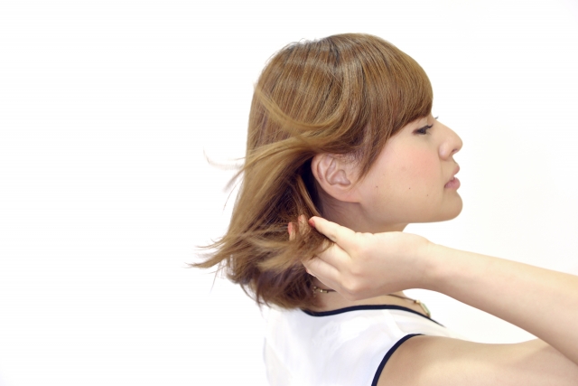 髪をなびかせる女性