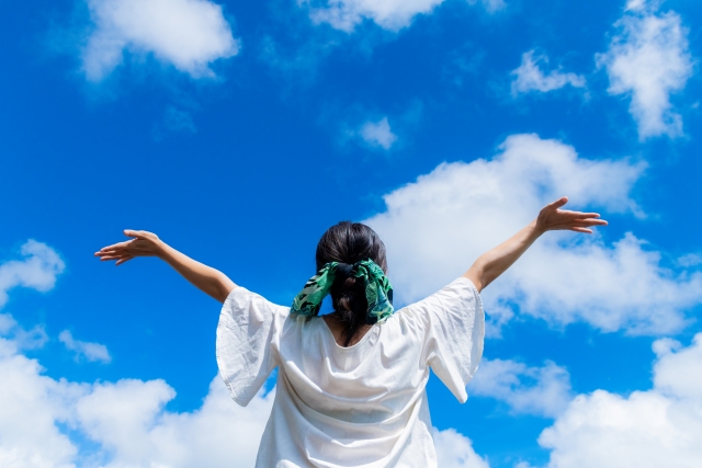 女性と青空