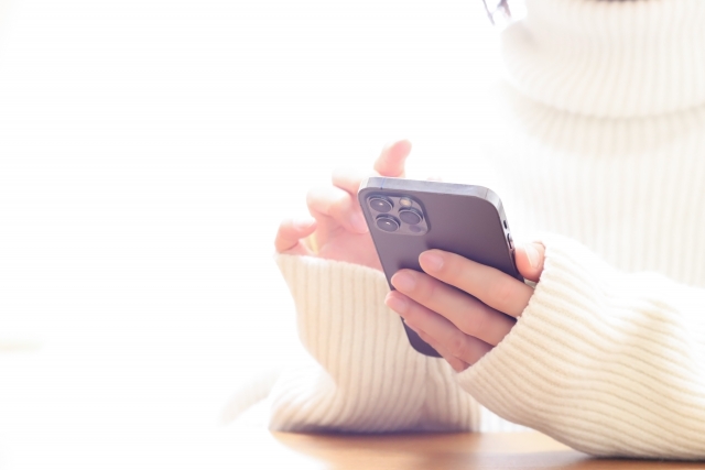 スマホを使う女性